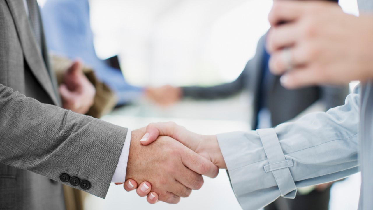 Businesspeople shake hands_1280X720.jpg